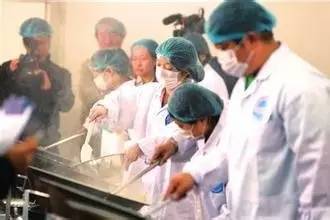 秦嶺土郎中擅治腰椎病,為腰椎病人換上“鐵腰板