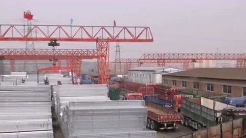 天津寶升鋼鐵工廠,院里拉管的車滿院,等不及的司機想自己裝車