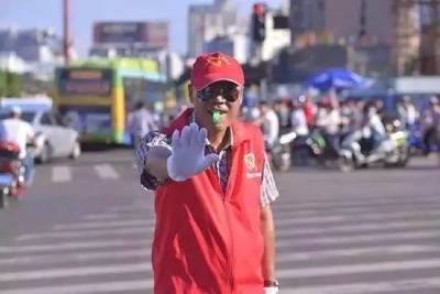 ?？?ldquo;鐵腰板”志愿者張小平:“撿命”做義工感恩報社會
